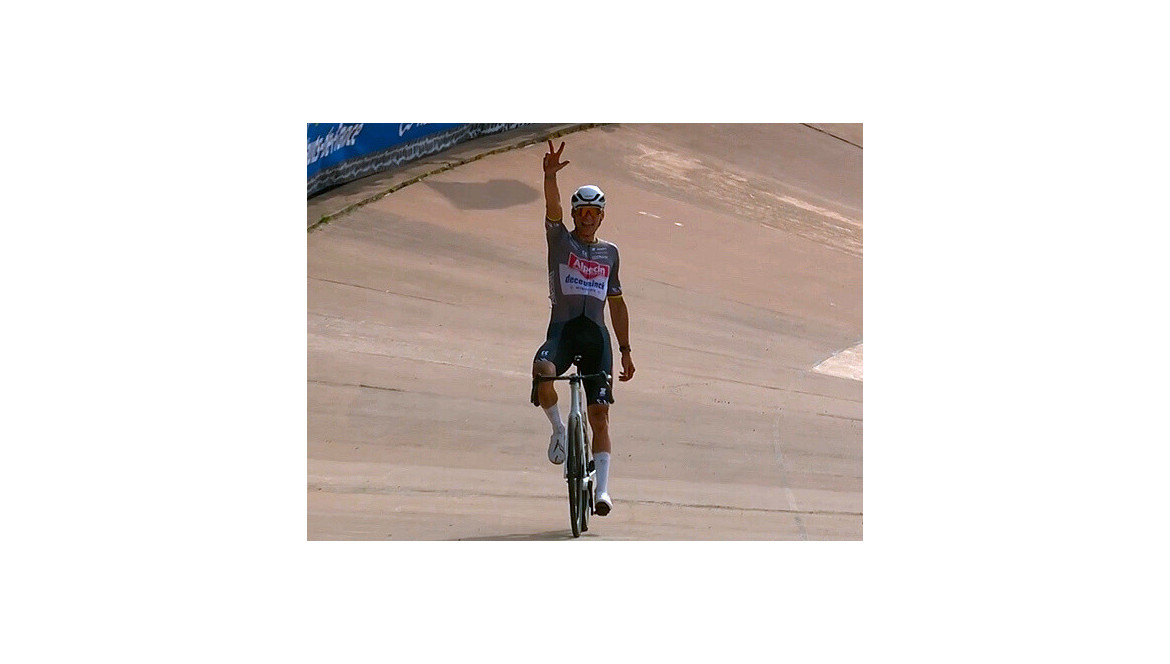 Mathieu van der Poel gana su tercera París-Roubaix… y denuncia un acto lamentable en plena carrera
